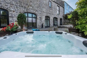 Coastal Escape with Hot Tub 20 min walk to Beach